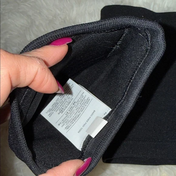 Burton adult Black Knee Pads​ - like new! Size small - Picture 3 of 4